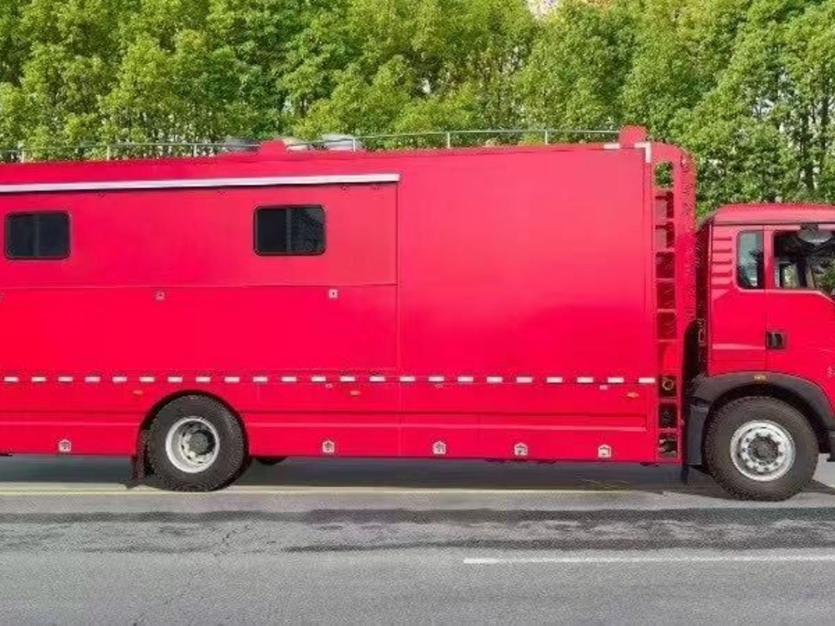 豪沃重汽炊事車（300人）