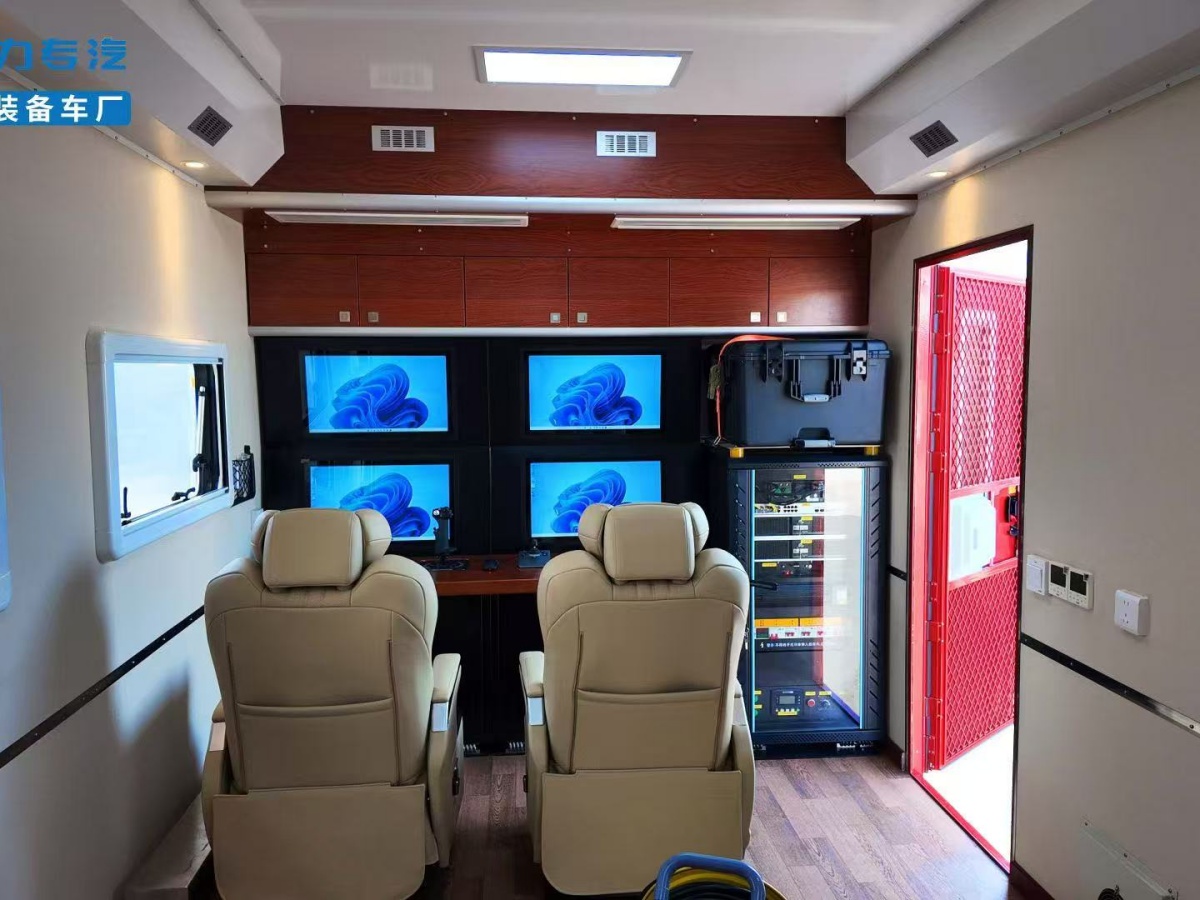 重汽豪沃無人機指揮車