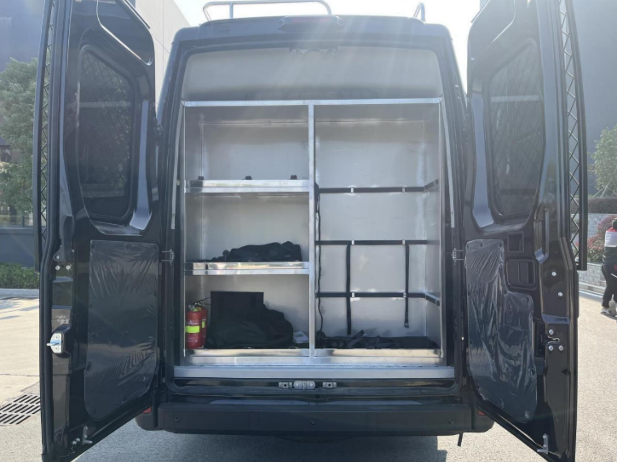 依維柯歐勝運兵車（7人）