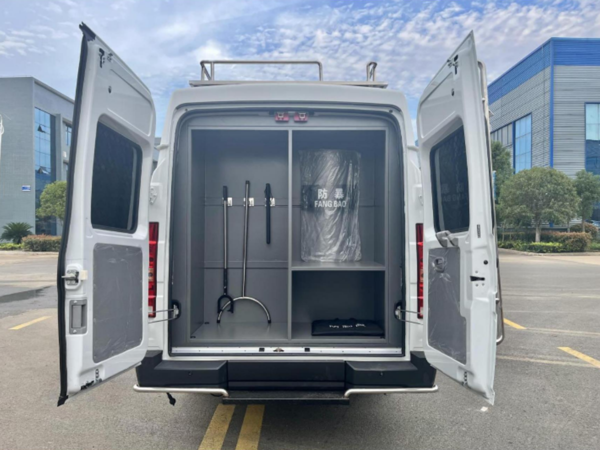 依維柯得意運兵車（10-17人）